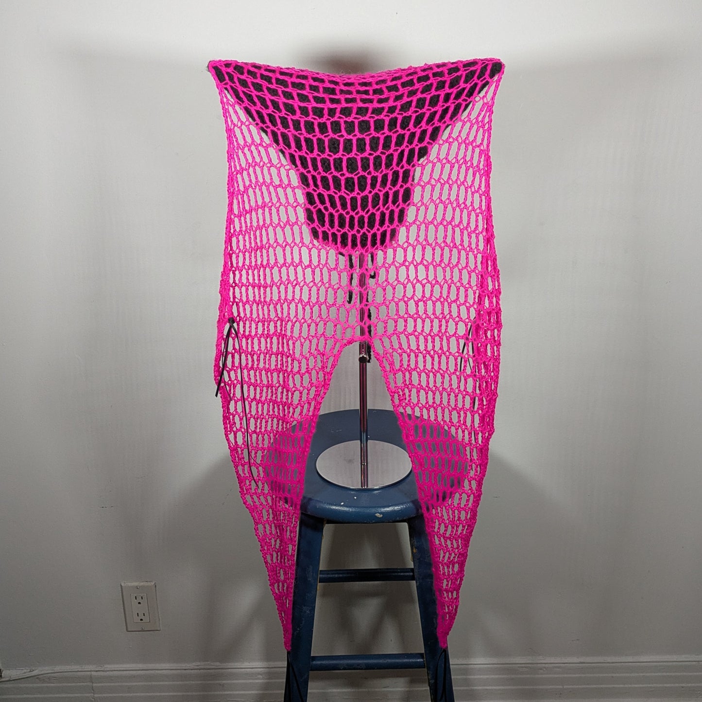 Black & Pink Veiled Escoffion